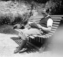 Hungary, Gádoros Lajos építész., 1942, Gádoros Lajos, smoking, reading, relaxation, shades, man, bench, Fortepan #11858