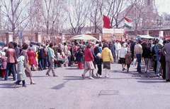 Magyarország, Kiskunhalas, Május 1. tér, háttérben a Református templom., 1981, Slachta Krisztina, színes, zászló, tömeg, Fortepan #118589