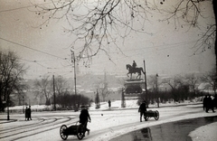 Hungary, Budapest V., Kossuth Lajos tér, gróf Andrássy Gyula szobra (Zala György, 1906.) a Parlamenttől délre. , 1940, Széman György, winter, snow, sculpture, street view, genre painting, handbarrow, Budapest, Fortepan #118605