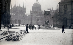 Hungary, Budapest V., Vértanúk tere a Vécsey utcából nézve, Nemzeti vértanúk emlékműve, háttérben a Parlament., 1940, Széman György, winter, snow, pedestrian, street view, genre painting, tram, Budapest, Fortepan #118606