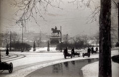 Hungary, Budapest V., Kossuth Lajos tér, gróf Andrássy Gyula szobra (Zala György, 1906.) a Parlamenttől délre. , 1940, Széman György, winter, snow, sculpture, street view, genre painting, handbarrow, Budapest, Fortepan #118607