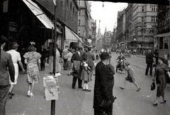 Németország, München, Neuhauser Strasse, balra a Deutsche Jagd- und Fischereimuseum előtti üzletsor. Szemben a Kaufingerstrasse, távolabb a régi városháza (Altes Rathaus) tornya látszik., 1937, Széman György, Fortepan #118609