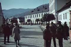 Ukraine,Zakarpattia Oblast, Rakhiv, Miru út (Fő utca), a katolikus templom felől nézve., 1942, Széman György, hat, colorful, street view, genre painting, Fortepan #118620