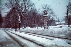 Magyarország, Budapest II., Szilágyi Erzsébet fasor a Zugliget - Hűvösvölgy villamoselágazás közelében., 1942, Széman György, színes, plakát, óra, hirdetőoszlop, Budapest, Fortepan #118627