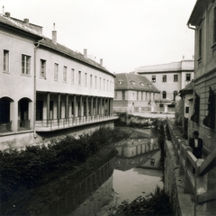 Magyarország, Eger, az Eger-patak és a Szúnyog köz a Dobó István (Kossuth) téri hídról nézve., 1937, Uj Nemzedék napilap, Fortepan #118667