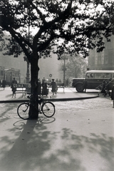 Magyarország, Budapest VI., Oktogon (Mussolini tér). A busz a Városliget felé tart, mögötte az Abbazia kávéház., 1939, Uj Nemzedék napilap, Budapest, kerékpár, Fortepan #118690