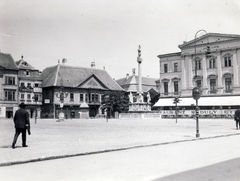 Hungary, Győr, Széchenyi tér, balra a Stelczer Lajos utca sarkán a Vastuskós ház és az Apátúr ház, jobbra a Lloyd-palota / Vigadó és előtte a Mária-oszlop., 1938, Uj Nemzedék napilap, Fortepan #118700