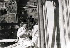 Hungary, Budapest I., Szentháromság tér, a Mátyás-templom felújítása. Háttérben a Pénzügyminisztérium épülete látszik., 1938, Uj Nemzedék napilap, Budapest, stone-cutter, Fortepan #118749