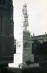 Magyarország, Budapest VII., Rózsák tere, Árpád-házi Szent Erzsébet szobor a templom előtt., 1937, Uj Nemzedék napilap, szobor, Steindl Imre-terv, katolikus, neogótika, Budapest, Árpád-házi Szent Erzsébet-ábrázolás, Fortepan #118758