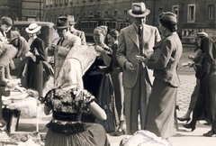 Magyarország, Budapest VIII., Blaha Lujza tér, matyó kézimunkaárusok kirakodóvására, háttérben a Rókus Kórház épülete. Jobbra Blomberg tábornagy, német hadügyminiszter és lánya Dorottya. A felvétel 1937. július 2-án készült., 1937, Uj Nemzedék napilap, Inkey Tibor, villamos, kézimunka, vásár, Budapest, viszonylatszám, Fortepan #118780