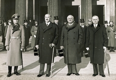 Németország, Berlin, Unter den Linden, a háborús áldozatok emlékműve (Neue Wache). Balról Ernst Seifert vezérőrnagy, városparancsok, Darányi Kálmán miniszterelnök, Kánya Kálmán külügyminiszter és Sztójay Döme nagykövet. A felvétel a miniszterelnők berlini látogatásán készült 1937. november 21-én., 1937, Uj Nemzedék napilap, Inkey Tibor, cilinder, kard, sétabot, miniszterelnök, német katona, magyar katona, kalap kézben, Fortepan #118792