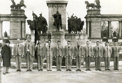 Magyarország, Budapest XIV., Hősök tere, Millenniumi emlékmű., 1937, Uj Nemzedék napilap, Pobuda Alfréd, csoportkép, Budapest, Fortepan #118793