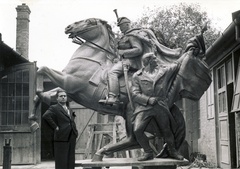 Hungary, Gáldi Gyula szobrászművész a 13. Jászkun huszárezred hősi halottainak karcagi emlékművéhez készített szobra mellett., 1938, Uj Nemzedék napilap, horse sculpture, Fortepan #118795