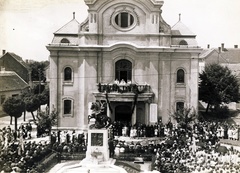 Hungary, Sárvár, Kossuth tér, világháborús emlékmű (Tóth István, 1934.) a Szent László király templom előtt., 1938, Uj Nemzedék napilap, Fortepan #118808