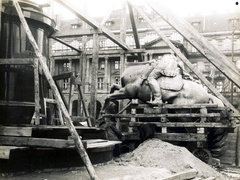 Magyarország, Budapest V., Kossuth Lajos tér, a II. Rákóczi Ferenc szobor (Pásztor János) talapzatra emelési munkálatai. Háttérben a Földművelésügyi Minisztérium épülete., 1937, Uj Nemzedék napilap, Kaulich Rudolf, lovas szobor, Budapest, Fortepan #118812