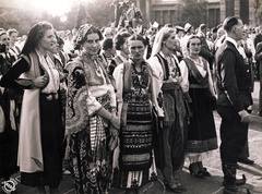 Hungary, Budapest XIV., Hősök tere, Eucharisztikus Világkongresszus, elöl a jugoszláv küldöttség népviseletbe öltözött tagjai. Háttérben a Szépművészeti Múzeum., 1938, Uj Nemzedék napilap, Orelly, folk costume, Budapest, Fortepan #118817