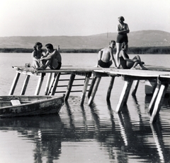 Magyarország, Velence, Velencefürdő., 1937, Uj Nemzedék napilap, fürdőruha, életkép, csónak, stég, vízpart, Fortepan #118827