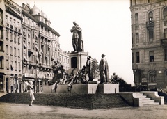 Magyarország, Budapest XI., Móricz Zsigmond (Horthy Miklós) körtér, Szent Imre szobor (Kisfaludi Strobl Zsigmond, 1930.), háttérben szemben a Karinthy Frigyes (Verpeléti) út., 1937, Uj Nemzedék napilap, cégtábla, szobor, utcakép, Budapest, szoborcsoport, Szt Imre-ábrázolás, vaskereskedés, Fortepan #118831