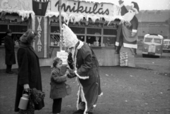 Magyarország, Budapest II., a Retek utca és a Lövőház utca közötti beépítetlen telek a Széna térnél., 1958, FSZEK Budapest Gyűjtemény / Sándor György, Sándor György, autóbusz, Ikarus-márka, mikulás, cekker, Ikarus 30, tejeskanna, Budapest, Fortepan #118932