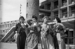 Magyarország, Ferihegyi (ma Liszt Ferenc) repülőtér, Budapest XVIII., szovjet manökenek, akik a Margitszigeten tartott "divatolimpiász"-ra érkeztek., 1958, FSZEK Budapest Gyűjtemény / Sándor György, Sándor György, repülőtér, virágcsokor, hölgy, Budapest, irányítótorony, Dávid Károly-terv, Fortepan #118942