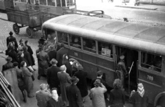 Magyarország, Budapest VIII., Rákóczi út, buszmegálló a Blaha Lujza térnél, a Nemzeti Színházból nézve., 1959, FSZEK Budapest Gyűjtemény / Sándor György, Sándor György, autóbusz, Ikarus-márka, Ikarus 60, Budapest, Fortepan #118948