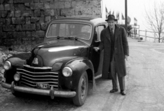 Hungary, Budapest XI., Citadella., 1957, FSZEK Budapest Gyűjtemény / Sándor György, Sándor György, flag, British brand, automobile, number plate, Budapest, Fortepan #118953