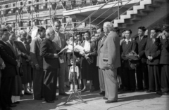 Magyarország, Ferihegyi (ma Liszt Ferenc) repülőtér, Budapest XVIII., a vietnámi parlament küldöttségének elutazása. Magyar részről jelen van: Rónai Sándor, országgyűlés elnöke, Vass Istvánné országgyűlés alelnöke, Szilágyi Dezső MSZMP KB osztályvezető, Koós Péter rendkívüli követ, meghatalmazott miniszter, Gyáros László, a Minisztertanács Tájékoztatási Hivatalának elnöke. Vietnámi részről jelen van: Haong Van Loi vietnami nagykövetség ideiglenes ügyvivője, Ton Duc Thang a küldöttség vezetője., 1958, FSZEK Budapest Gyűjtemény / Sándor György, Sándor György, mikrofon, küldöttség, Budapest, kakukktojás, kantárosnadrág, Fortepan #118967