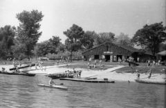 Magyarország, Budapest III., Római part, a Vadkacsa csónakház hátterében az Óbudai Gázgyár gáztartálya., 1958, FSZEK Budapest Gyűjtemény / Sándor György, Sándor György, kajak, evezés, Budapest, Fortepan #118989