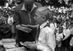 Magyarország, 1960, FSZEK Budapest Gyűjtemény / Sándor György, Sándor György, iskola, úttörő, könyv, ünnepség, oklevél, bizonyítvány, Fortepan #118992