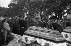 Hungary, Budapest VIII., Fiumei úti Nemzeti Sírkert (Kerepesi temető) 1957. április 19-én. Az 1956. októberében a rádiónál és a Kertész utcánál elesett tisztek temetésekor készült a felvétel., 1957, FSZEK Budapest Gyűjtemény / Sándor György, Sándor György, Budapest, headstone, medal, Fortepan #119014