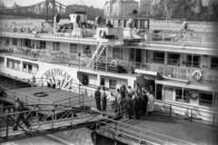 Magyarország, Budapest V., Belgrád rakpart, a MAHART nemzetközi hajóállomása, szemben a Szabadság híd és a Szent Gellért tér., 1958, FSZEK Budapest Gyűjtemény / Sándor György, Sándor György, hajó, Duna, Bratislava hajó, Budapest, Fortepan #119017