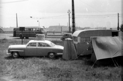 Magyarország, Budapest XI., Goldmann György tér a Petőfi híd budai hídfőjénél., 1960, FSZEK Budapest Gyűjtemény / Sándor György, Sándor György, Budapest, zuhanyozó, kemping, lakókocsi, automobil, sátor, autóbusz, Fortepan #119024