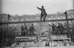 Hungary, Budapest V., Kossuth Lajos tér, Kossuth Lajos szobra (Kisfaludi Strobl Zsigmond, Kocsis András, Ungvári Lajos, 1952.). A felvétel a megsüllyedt talapzat helyreállításakor készült., 1957, FSZEK Budapest Gyűjtemény / Sándor György, Sándor György, Budapest, sculptural group, Lajos Kossuth-portrayal, Fortepan #119035