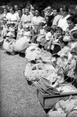 Magyarország, a fővárosi játékboltok játék-, baba- és gyermekkocsi-szépségversenye 1958. augusztus 18-án., 1958, FSZEK Budapest Gyűjtemény / Sándor György, Sándor György, játék baba, babakocsi, gyerekek, anya, Fortepan #119036