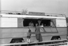 Magyarország, 1959, FSZEK Budapest Gyűjtemény / Sándor György, Sándor György, magyar gyártmány, Ikarus-márka, élelmiszerbolt, mozgóárus, Közért Vállalat, Fortepan #119061