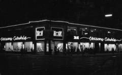 Magyarország, Budapest VII., Rákóczi út - Síp utca sarok, Verseny Áruház., 1958, FSZEK Budapest Gyűjtemény / Sándor György, Sándor György, neon felirat, Budapest, éjszaka, Fortepan #119069