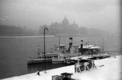 Magyarország, Budapest V.,Budapest II., Bem rakpart, Bem József téri hajóállomás, háttérben a Parlament., 1960, FSZEK Budapest Gyűjtemény / Sándor György, Sándor György, Bakony/Ercsi/Tibilisi/LI. hajó, Budapest, III.  hajó, Fortepan #119074