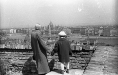 Magyarország, budai Vár, Budapest I., Szentháromság tér, játszótér a Tárnok utca alatt. Kilátás a keleti várfal mellvédjétől a Kossuth híd és a Parlament felé., 1958, FSZEK Budapest Gyűjtemény / Sándor György, Sándor György, Kossuth híd, Budapest, nagyszülő, kézenfogva, Fortepan #119075