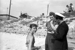 Hungary, Budapest XIII., pesti alsó rakpart a Pozsonyi úti református templom környékén, rendőri intézkedés tilos fürdés miatt., 1957, FSZEK Budapest Gyűjtemény / Sándor György, Sándor György, Budapest, headscarf, dotted dress, Fortepan #119086