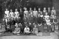 Hungary, Budapest I., Attila úti elemi iskola, csoportkép egy másodikos osztályról. Középen Till Géza iskolaigazgató., 1925, Mussa Gymma Réka, priest, tableau, cassock, Budapest, Fortepan #11909