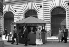 Magyarország, Budapest VIII., Bacsó Béla utca a Népszínház utcából nézve., 1957, FSZEK Budapest Gyűjtemény / Sándor György, Sándor György, Budapest, mérleg, pavilon, gyümölcsárus, kváderkő, Fortepan #119101