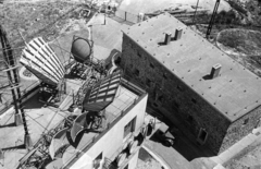 Magyarország, Tokaj, Kopasz-hegy, a mikrohullámú állomás a Tv toronyból nézve., 1959, FSZEK Budapest Gyűjtemény / Sándor György, Sándor György, parabola antenna, rádiózás, rádióállomás, antenna, Fortepan #119109