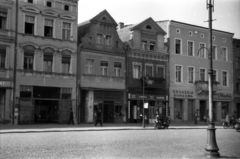 Lengyelország, Leszno, Rynek, a város főtere., 1947, Bogdan Celichowski, utcakép, üzletportál, Fortepan #119149