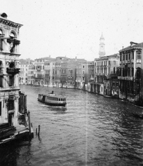 Olaszország, Velence, kilátás a Rialto hídról a Canal Grande-ra, háttérben a Santi Apostoli templom tornya., 1927, Kurutz Márton, hajó, csatorna, Fortepan #11916