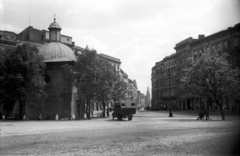 Lengyelország, Krakkó, Rynek Glówny, a város főtere. Balra a Szent Adalbert-templom, szemben az ulica Grodzka végén a Szent András-templom látszik., 1947, Bogdan Celichowski, templom, utcakép, Fortepan #119186