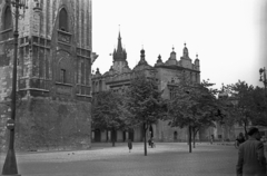 Lengyelország, Krakkó, Rynek Glówny, a város főtere, balra a városháza tornya (Wieża ratuszowa), jobbra a Posztócsarnok (Sukiennice), háttérben a Mária-templom tornya., 1947, Bogdan Celichowski, templom, neogótika, reneszánsz, vásárcsarnok, világörökség, csúcsív, Fortepan #119195