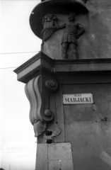 Lengyelország, Krakkó, ulica Floriańska - Plac Mariacki sarok., 1947, Bogdan Celichowski, épületdísz, dombormű, utcanévtábla, Fortepan #119196