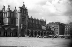 Lengyelország, Krakkó, Rynek Glówny, a város főtere, Posztócsarnok (Sukiennice)., 1947, Bogdan Celichowski, neogótika, reneszánsz, vásárcsarnok, világörökség, csúcsív, Fortepan #119197