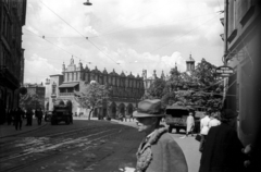 Lengyelország, Krakkó, ulica Grodzka, szemben a Rynek Glówny, a város főtere és a Posztócsarnok (Sukiennice) jobbra a Szent Adalbert-templom kupolája., 1947, Bogdan Celichowski, templom, neogótika, reneszánsz, vásárcsarnok, világörökség, csúcsív, Fortepan #119199