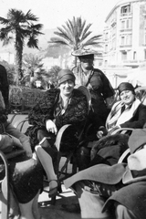 Franciaország, Cannes, a Croisette körút (Boulevard de la Croisette) a Carlton Hotel felé nézve., 1927, Kurutz Márton, divat, kalap, nők, pálmafa, Fortepan #11920